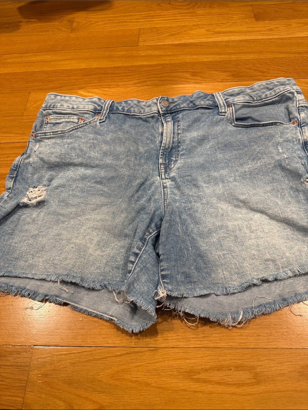 Gap denim women’s 5”Jean distressed raw hem shorts size 18/34 .